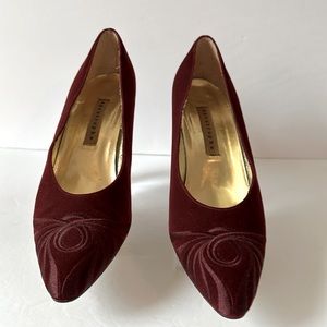 Apostrophe Dark Red Velvet Heels 8 1/2 Embroidered Design on Toe Burgundy